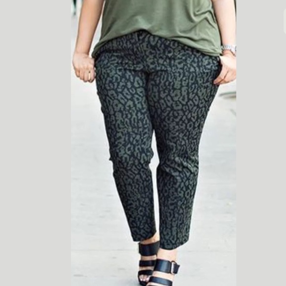 Ava & Viv 26W animal print Stretch Tapered Pants - Picture 5 of 6